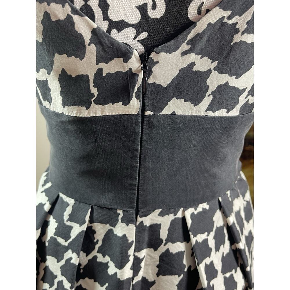 White House Black Market Sleeveless Black and White V-neck Silk Dress Size 2​​ - Picture 4 of 8